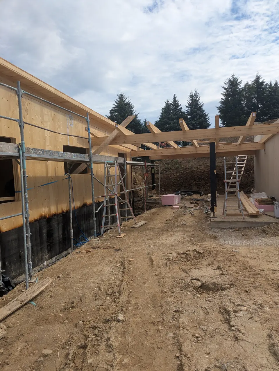 Detailansicht der Holzkonstruktion auf der Baustelle