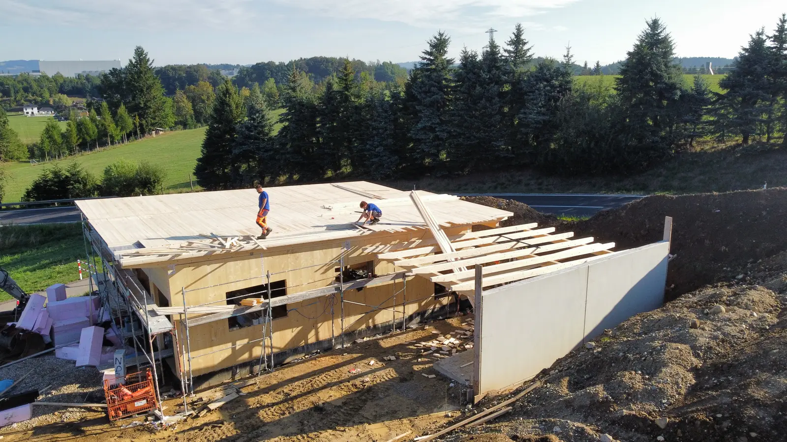 Holzbauprojekt während der Montage aus der Luft