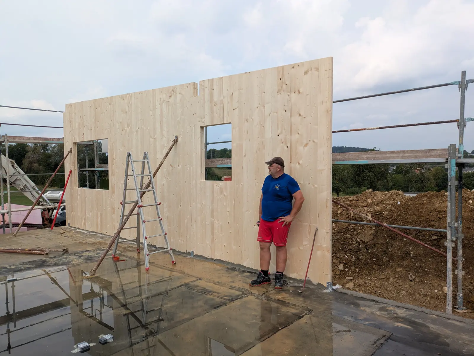 Holzwand während der Montage eines Gebäudes
